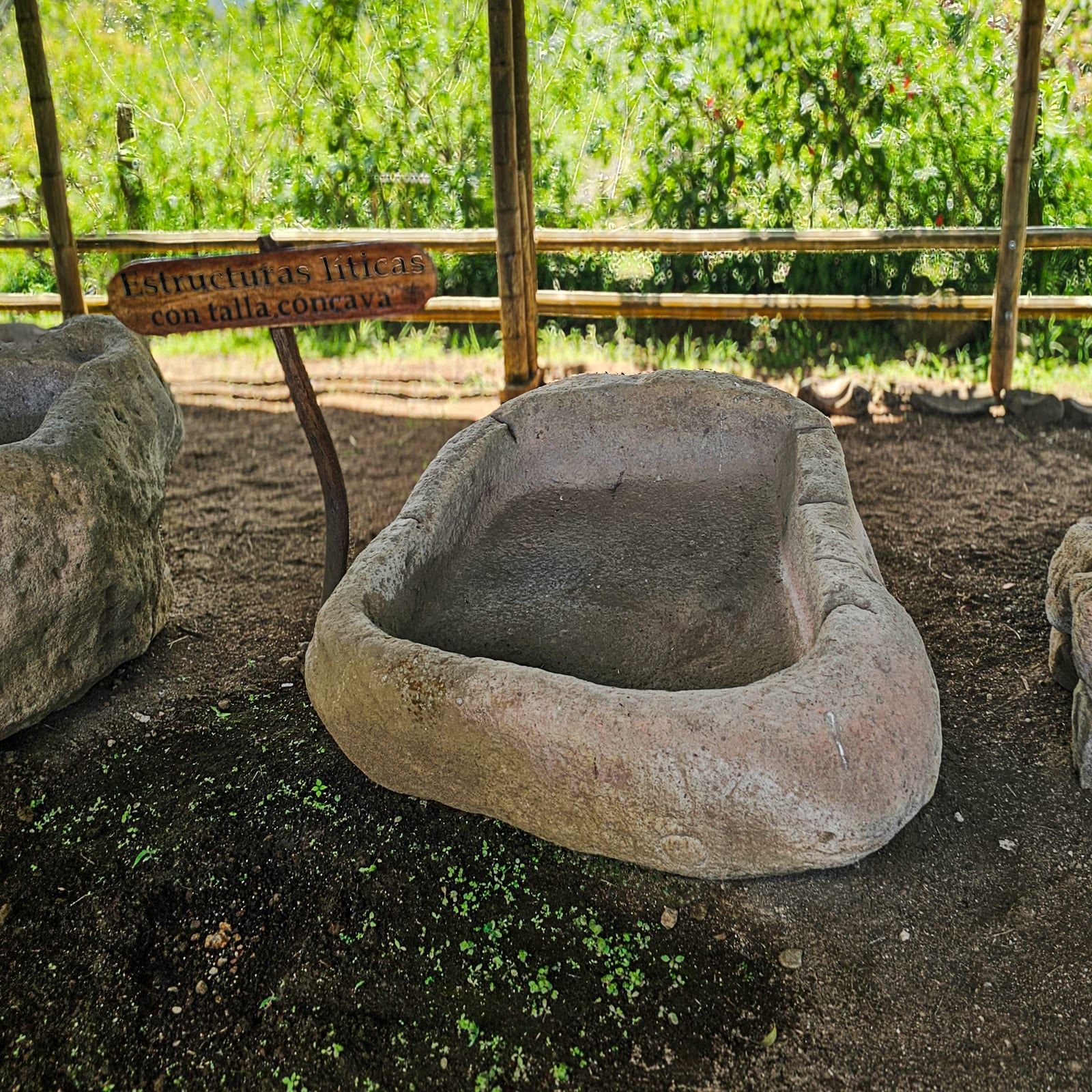 Albercas líticas excavadas en la finca, documentadas con la UNAL