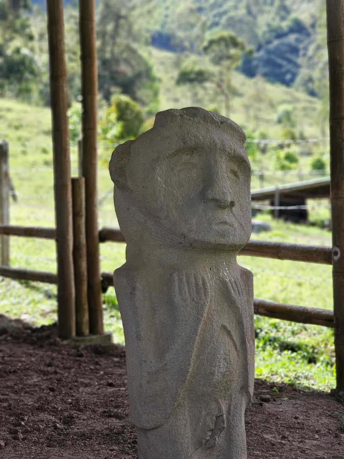 Escultura antropomorfa milenaria tallada en roca volcánica en el sendero de Vegonia.